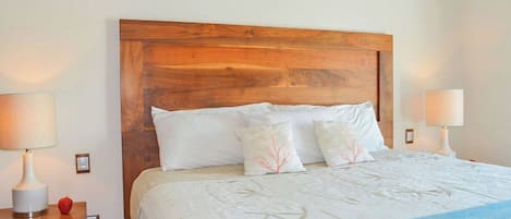 3 habitaciones, escritorio, tabla de planchar con plancha y wifi gratis