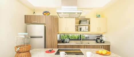 Cafetera y tetera, refrigerador, microondas y horno