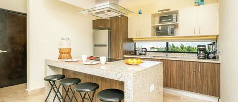 Coffee/tea maker, fridge, microwave, oven