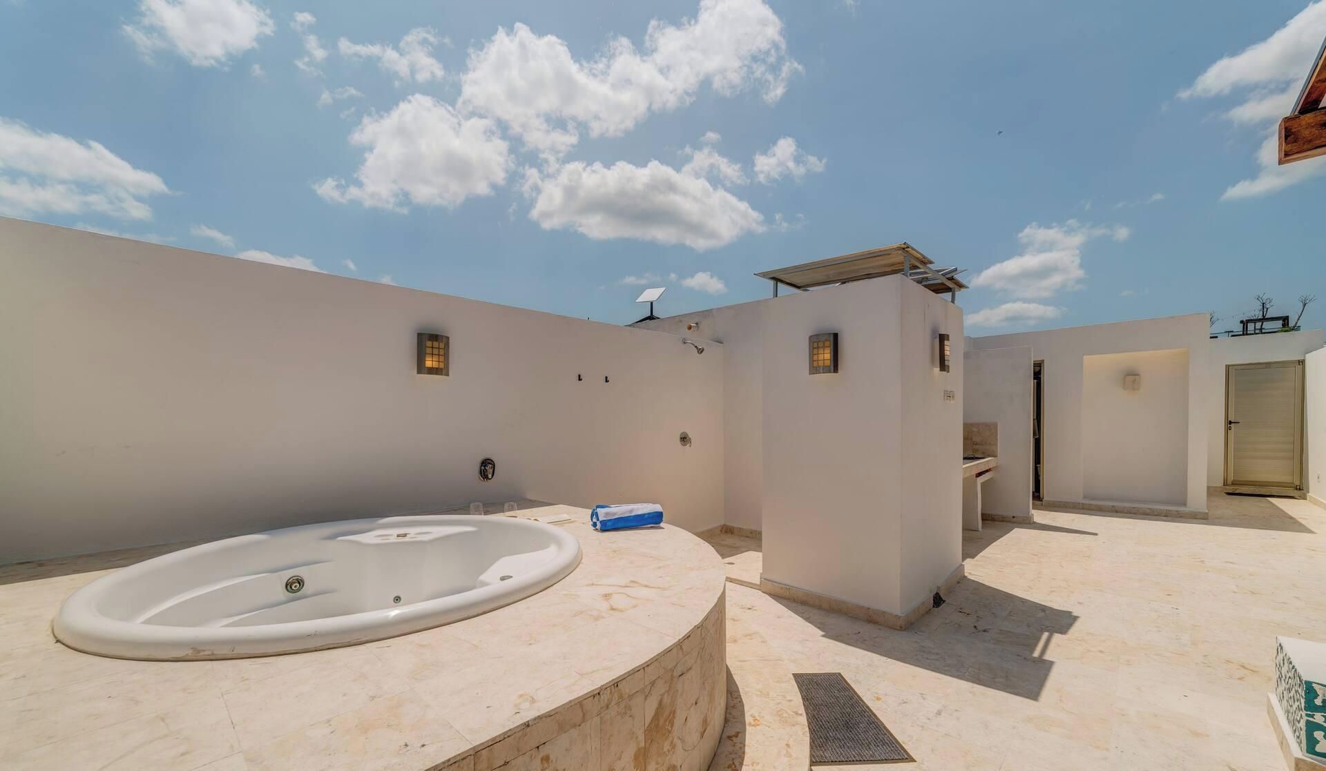 Outdoor spa tub