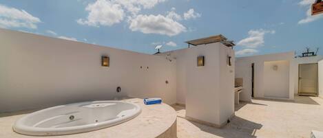 Outdoor spa tub