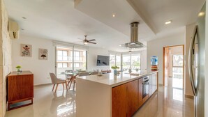 Coffee/tea maker, fridge, microwave, oven - Coastal oasis w/ spa tub near beach & 5th Ave (Playa del Carmen)