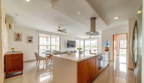 Coffee/tea maker, fridge, microwave, oven - Coastal oasis w/ spa tub near beach & 5th Ave (Playa del Carmen)