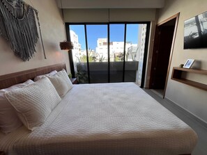 1 habitación, caja de seguridad en la habitación y escritorio 