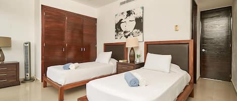 3 chambres, coffres-forts dans les chambres, bureau