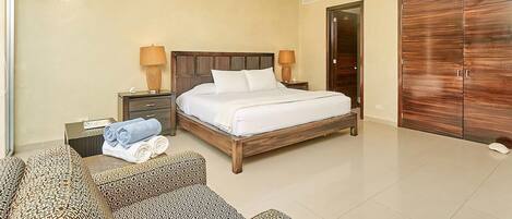 3 bedrooms, in-room safe, desk, iron/ironing board