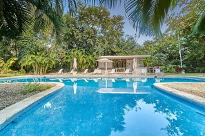 Outdoor pool - Tranquil Stay with Pool, Private Terrace, and BBQ (Playa del Carmen)