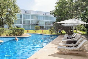 Outdoor pool - 3BR condo w/ pool & BBQ grill (Playa del Carmen)