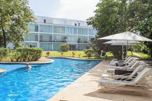 Outdoor pool - 3BR condo w/ pool & BBQ grill (Playa del Carmen)