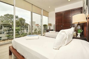 3 makuuhuonetta, tallelokero huoneessa, silitysrauta/-lauta