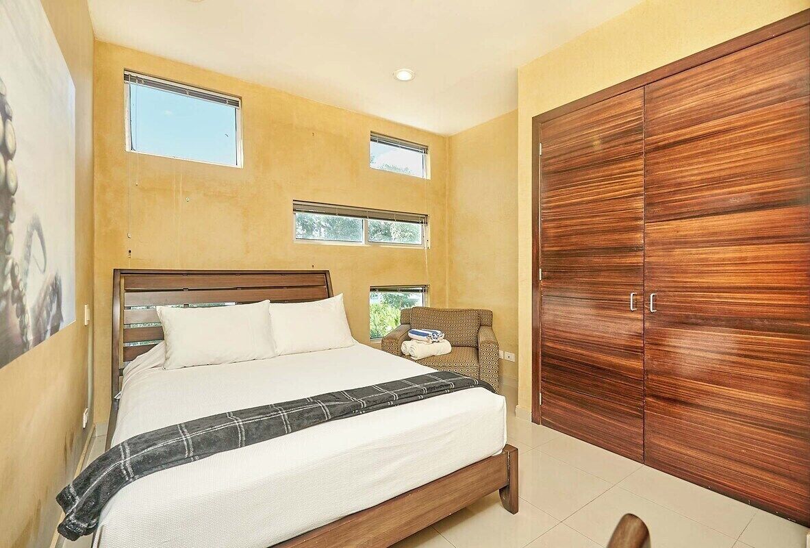3 bedrooms, in-room safe, desk, iron/ironing board