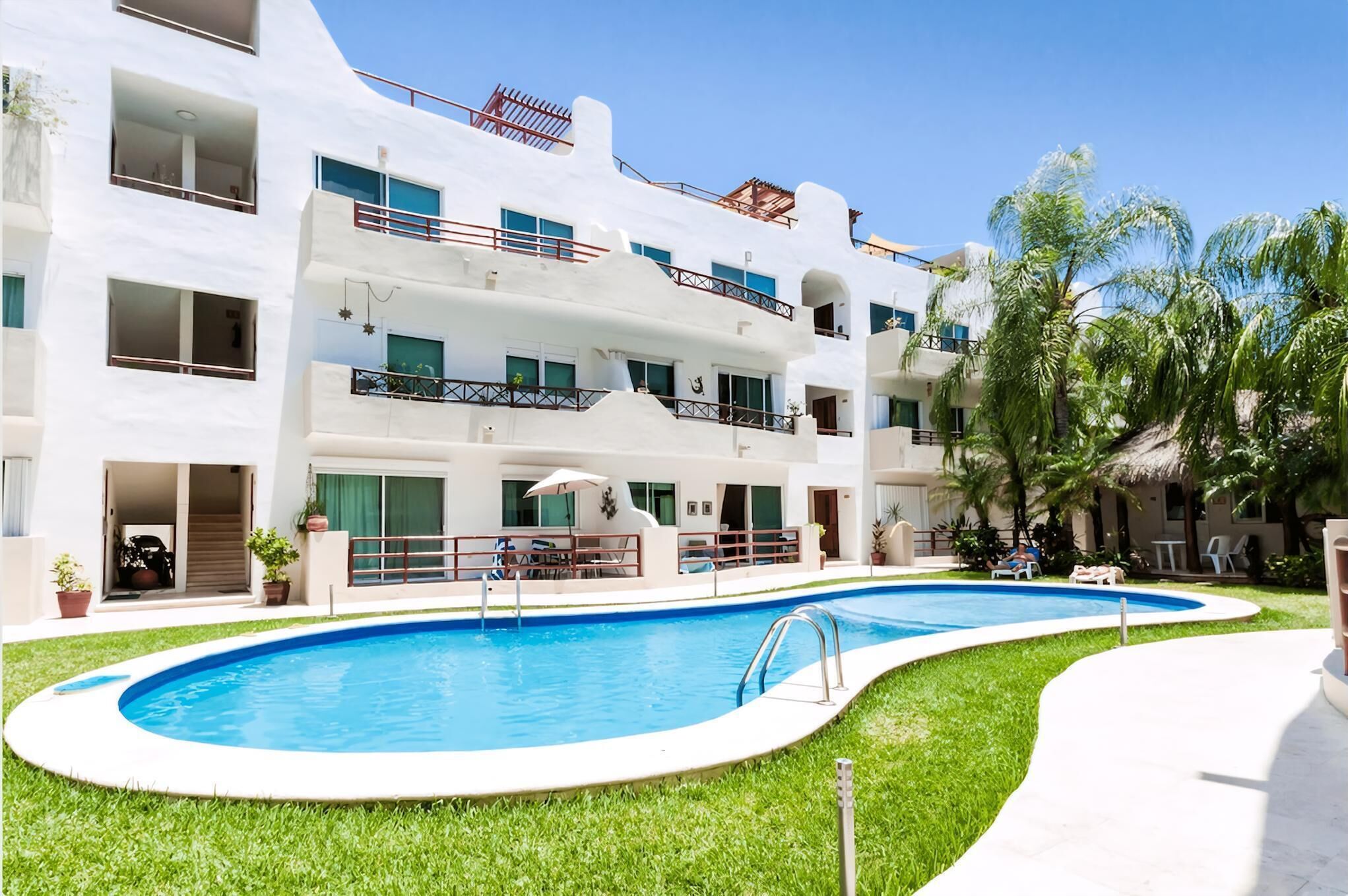 Una piscina al aire libre