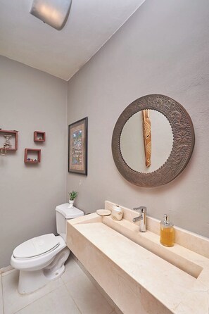 Hair dryer, soap, shampoo - 2BR condo - pool, BBQ & beach steps away (Playa del Carmen)