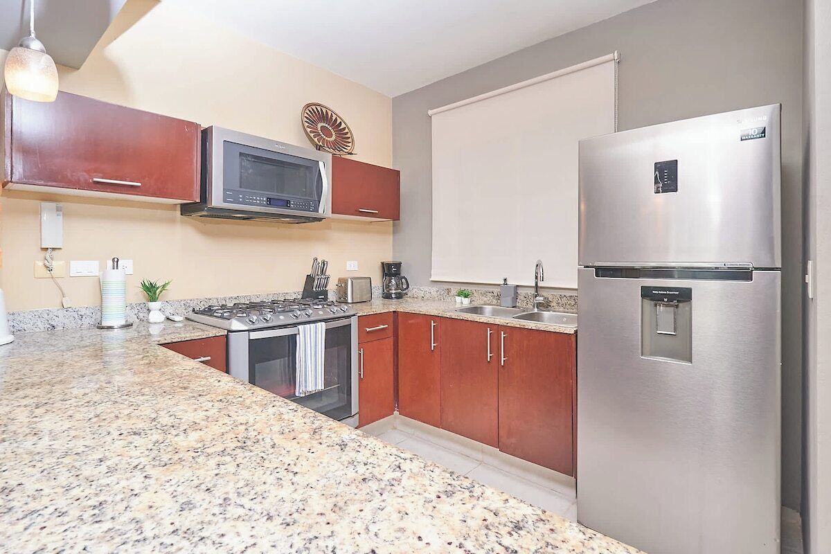 Wasserkocher mit Kaffee-/Teezubehör, Kühlschrank, Mikrowelle, Ofen