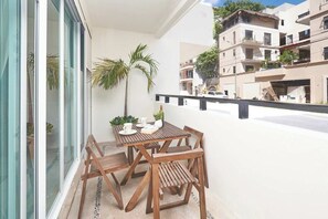Outdoor dining - 2BR condo - pool, BBQ & beach steps away (Playa del Carmen)