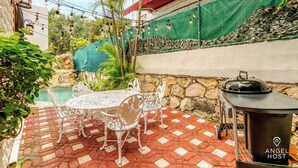 An outdoor patio with a round table and chairs, a barbecue grill, and a pool. - 6BR villa w/ pool, BBQ & backyard (Playa del Carmen)