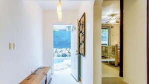 A hallway with a wooden bench, a door leading outside, and a ceiling fan. - 6BR villa w/ pool, BBQ & backyard (Playa del Carmen)