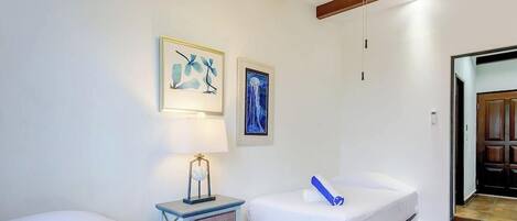 6 bedrooms, in-room safe, desk, iron/ironing board