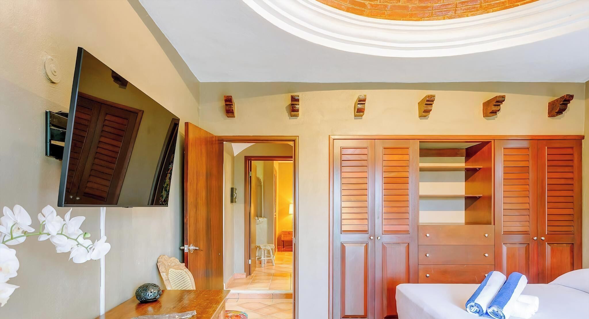 6 chambres, coffre-fort, bureau, fer et planche à repasser