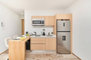 茶具/咖啡用具、冰箱、微波炉、烤箱