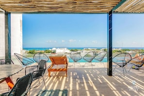 Outdoor dining - Ocean-view condo w/ rooftop pool & gym (Playa del Carmen)