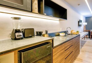 Kühlschrank, Mikrowelle, Herdplatte, Wasserkocher mit Kaffee-/Teezubehör