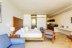 1 dormitori, caixa forta a l'habitació i escriptori 