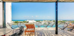 Outdoor dining - Ocean-view condo w/ rooftop pool & gym (Playa del Carmen)