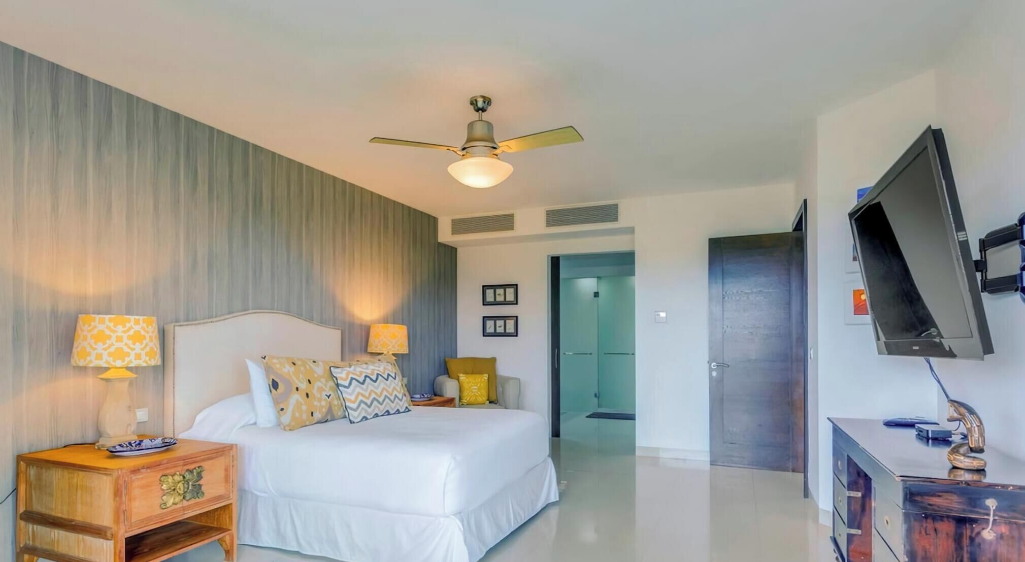 2 bedrooms, in-room safe, desk, iron/ironing board
