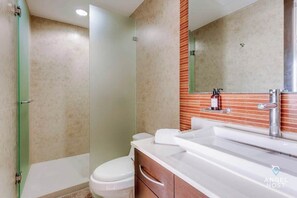 Hair dryer, soap, shampoo - Tropical resort living w/ pool, hot tub & gym (Playa del Carmen)