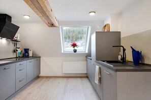 Een koelkast, een magnetron, een oven, een kookplaat