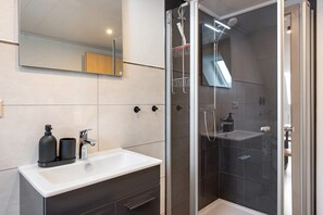 Shower, free toiletries, hair dryer, towels - Apartment 'Haus An Der Breg' with Wi-Fi (Vöhrenbach-Hammereisenbach)