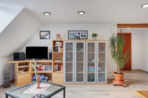 Een televisie, een dvd-speler en een stereo