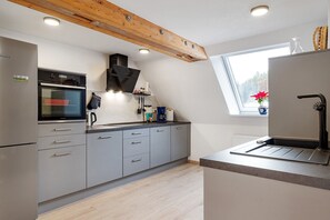 Een koelkast, een magnetron, een oven, een kookplaat