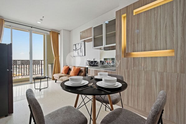 Apartment, 2 Bedrooms, City View | Ruang makan