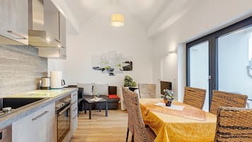 Frigorifero, microonde, forno, piano cottura