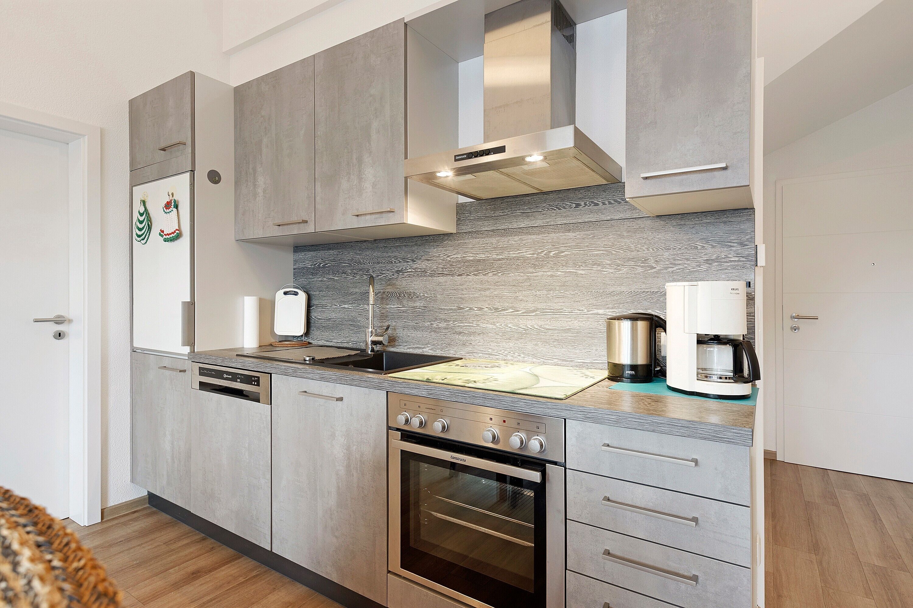 Een koelkast, een magnetron, een oven, een kookplaat