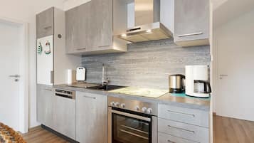 Een koelkast, een magnetron, een oven, een kookplaat