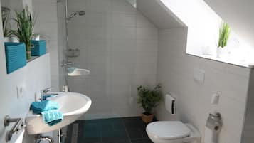 Dusche, Haartrockner, Handtücher