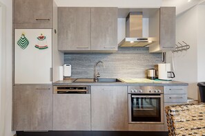 Kühlschrank, Mikrowelle, Ofen, Herdplatte