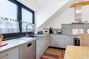 Een koelkast, een magnetron, een oven, een kookplaat