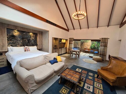 Luxurious King Room with Patio Access & AC – Breakfast Included