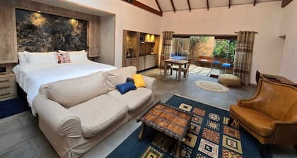 Luxurious King Room with Patio Access & AC – Breakfast Included