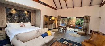 Luxurious King Room with Patio Access & AC â Breakfast Included