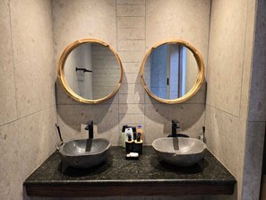 Douche, serviettes fournies, savon, papier toilette