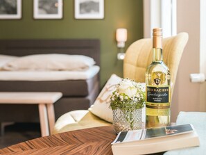 Een strijkplank/strijkijzer, wifi, beddengoed