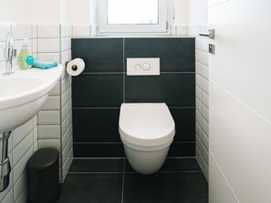 Ducha, artículos de tocador gratuitos, secador de pelo, toallas