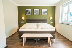 Escritorio, tabla de planchar con plancha, wifi y ropa de cama 