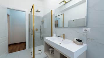 Habitación cuádruple Deluxe | Baño