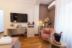 Deluxe Quadruple Room | Living area - Querini Suite (Roma)